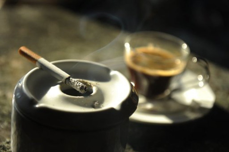 người hút thuốc phân hủy cafein nhanh gấp 2 lần